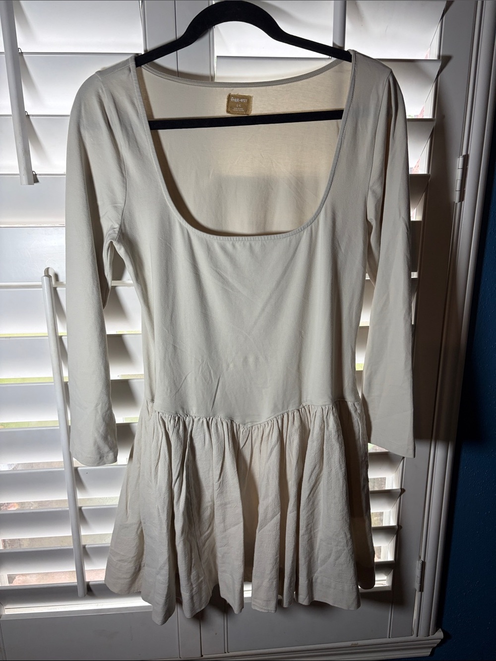 Free est Women’s Cream Long-Sleeve Scoop Neck Dress